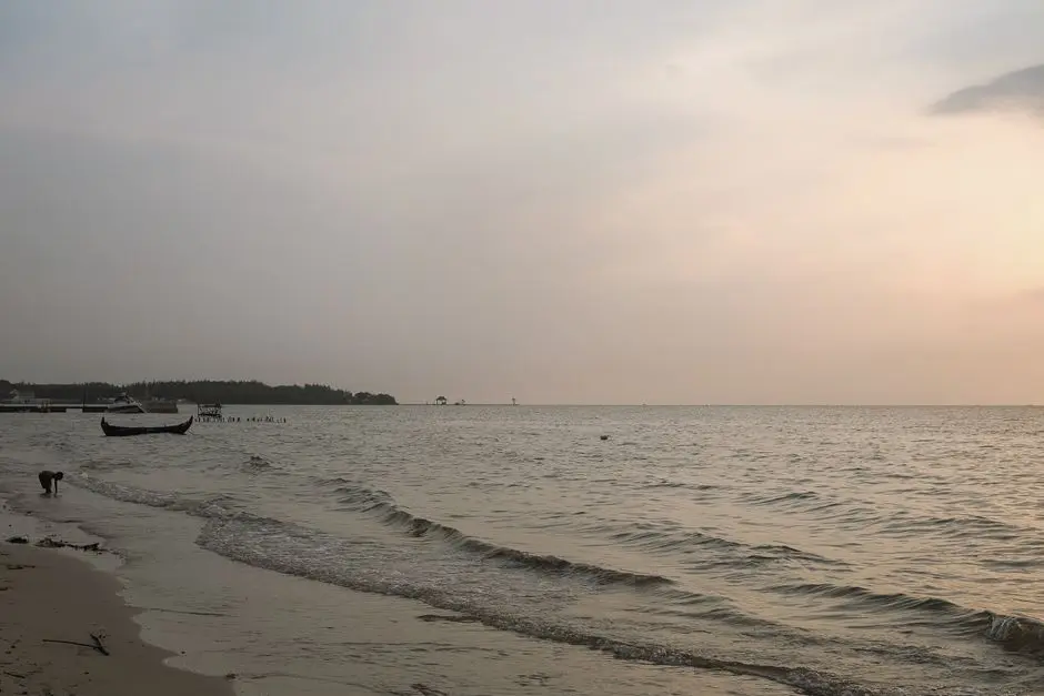 Pantai saat sore sebagai tempat wisata hemat di sekitar Kota Mangupura